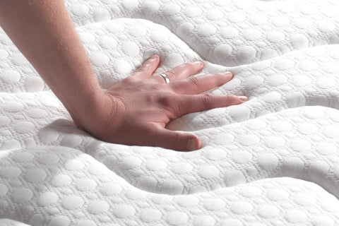 Softness Check Pocket springs detail of SleepSoul Space Mattress – 2000 springs for targeted support.