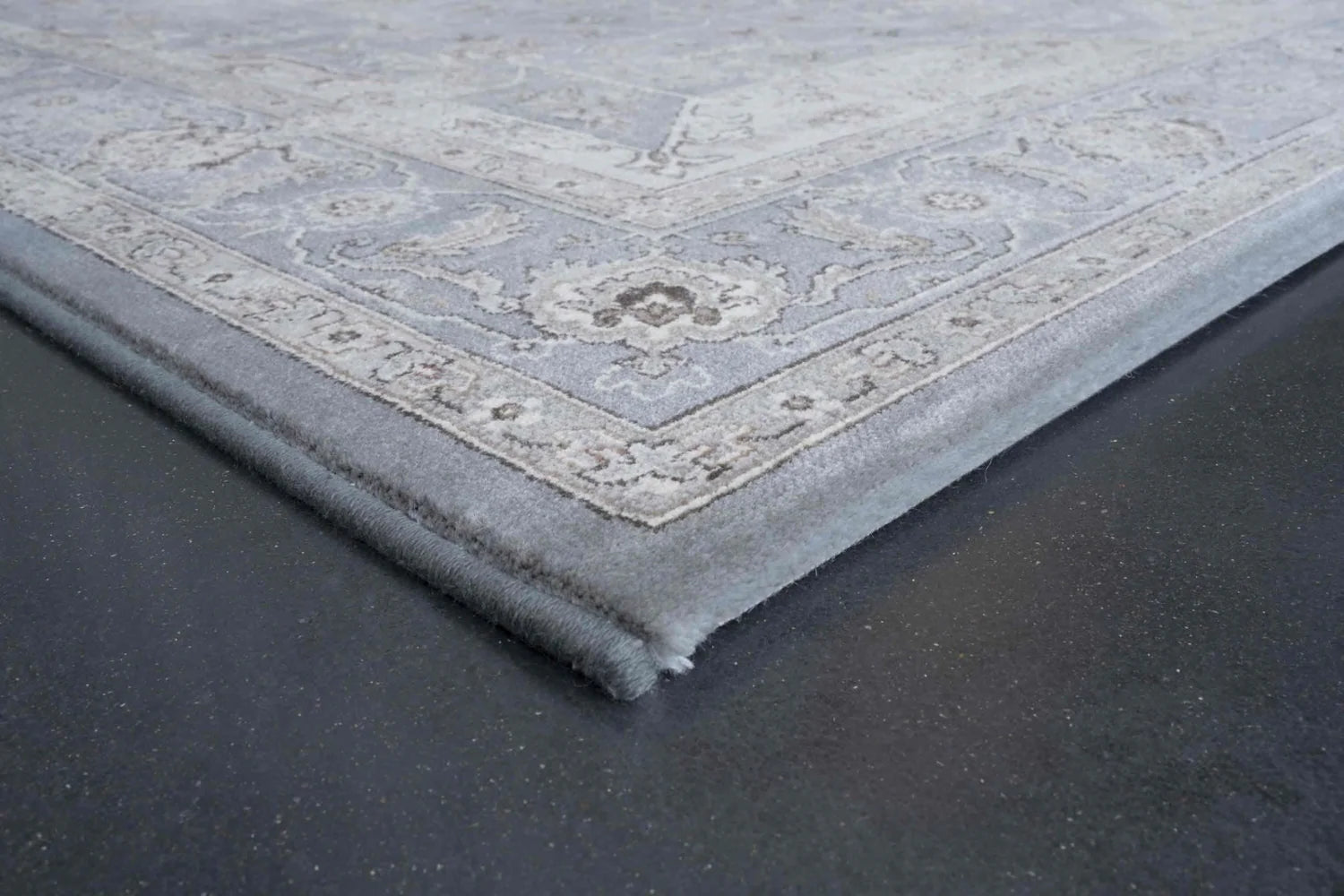 Da Vinci Segovia Grey Blue Traditional Rug - Corner of Rug 